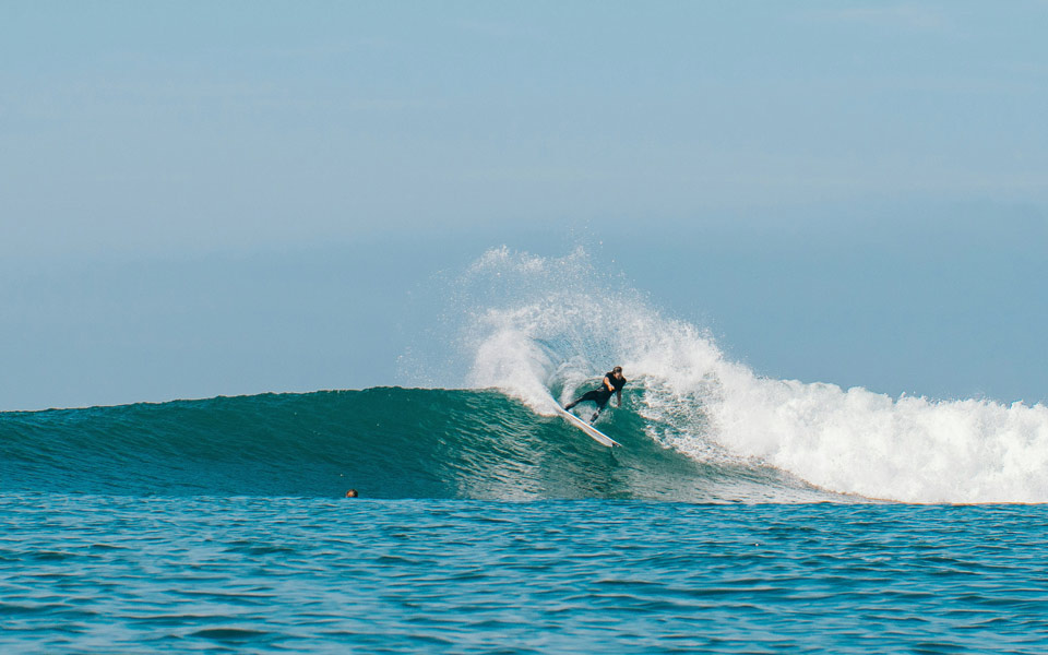 Surfeur dans le tube d’une vague turquoise