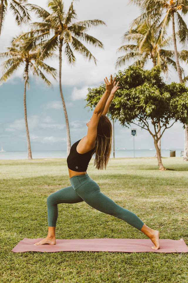 Séance de yoga en plein air dans le jardin d’un surf camp